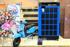 Selex品牌的电动车及其电池更换站模型。图自越通社