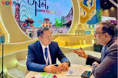 向国际友人介绍越南旅游形象。图自越南之声