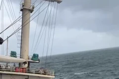 船体右倾15度。图自越南海上搜救协调中心