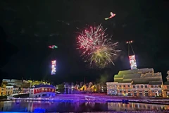 无人机表演在会安上空重现龙凤形象。图自越通社