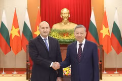 保加利亚总统鲁门·拉德夫于2024年12月访问越南期间会见了越共中央总书记苏林。图自越通社