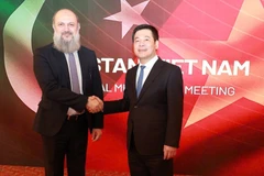 越南工贸部部长阮鸿延与巴基斯坦贸易部长贾姆·卡马尔·汗合影。图自政府报