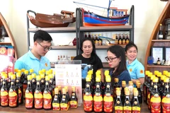 游客购买富国鱼露。图自越通社