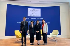 越南驻香港总领事黎德幸（左二）和与会代表合影。图自越通社