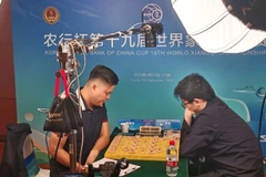 越南头号棋手赖李兄（左）夺得世界象棋锦标赛标准棋个人冠军。图自越通社