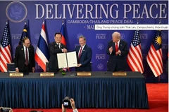 泰国总理阿努廷·查维拉空与柬埔寨首相洪玛奈在东盟轮值主席国马来西亚总理安瓦尔·易卜拉欣以及美国总统唐纳德·特朗普的见证下签署联合声明。图自法新社