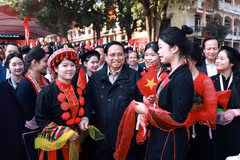 越南政府总理范明政与太原省越北山区高中学校学生。图自越通社