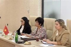 越通社社长武越庄(左二)会见阿塞拜疆通讯社社长武加尔·阿利耶夫。图自越通社