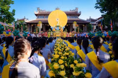 佛历2570年佛诞节吸引众多僧尼、佛子以及民众、游客参加。图自越通社