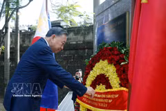 越共中央总书记、国家主席苏林在菲律宾向胡志明主席雕像敬献花圈。图自越通社