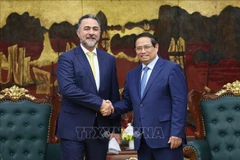 越南政府总理范明政与阿曼投资局（OIA）副主席纳赛尔·本·苏里曼·阿尔·哈蒂。图自越通社