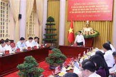 6月5日下午，越南国家主席梁强在主席府主持召开与兴安省、太平省省委常委会的工作会议。图自越通社