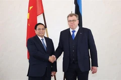 政府总理范明政与爱沙尼亚议长劳里·胡萨尔。图自越通社