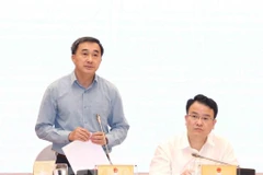越南卫生部副部长陈文瞬回答记者的提问。图自越通社