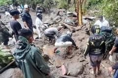 救援人员在印度尼西亚搜寻被山洪掩埋的遇难者。图自安塔拉通讯社