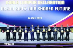 越南政府总理范明政与东盟各国及东帝汶领导人共同签署《<东盟2045：我们共同的未来>吉隆坡宣言》。图自越通社