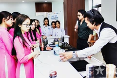 河内旅游专科学校的学生练习调酒。图自《人民军队报》