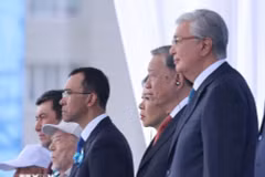 越共中央总书记苏林出席在哈萨克斯坦举行的纪念反法西斯卫国战争胜利80周年阅兵式。图自越通社