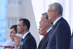 越共中央总书记苏林出席在哈萨克斯坦举行的纪念反法西斯卫国战争胜利80周年阅兵式。图自越通社