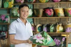 顺化荷叶斗笠制作人阮清草。图自《越南画报》