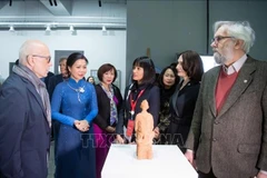 苏林总书记夫人吴芳璃造访俄罗斯国立苏里科夫美院。图自越通社