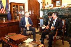越南工贸部部长阮鸿延与美国堪萨斯州参议员、共和党成员罗杰·马歇尔。图自越通社