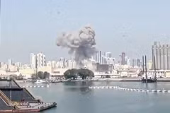 2月28日，巴林海军作战支援中心（NSA）冒出浓烟。该国约有100名越南籍员工。图自法新社