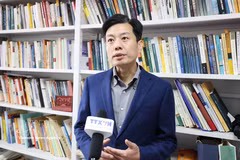中国人民大学国际关系学院教授崔守军接受越通社驻北京记者的采访。图自越通社