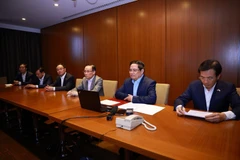 越南政府总理范明政在阿尔及利亚主持召开与中央各部委和有关地方领导的紧急视频会议，部署中部地区严重洪涝灾害应急处置方案。图自越通社