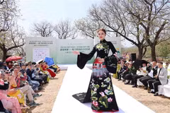 越南奥黛在北京绽放光彩。图自越通社