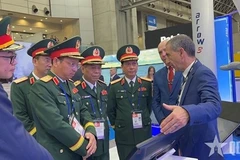 阮文义上将（右四）出席2025年日本东京军警防务展。图自《人民军队报》