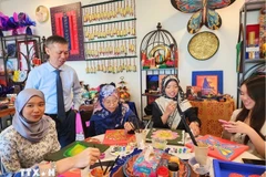 文莱大学的学生们参与了以越南和文莱传统图案为灵感的画画儿活动。图自越通社