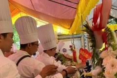 举行上香仪式缅怀郎僚王子，弘扬民族饮食文化。图自《人民报》