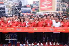 近1.7万人参加河内奥林匹克跑步日——“全民健康，保卫祖国安全”活动。图自越通社