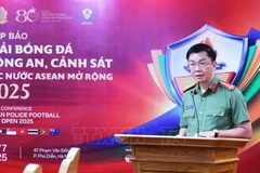 越南公安部政治工作局局长范金定大校在新闻发布会上发表讲话。图自越通社