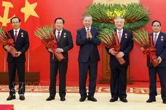 越共中央总书记苏林向党和国家领导人、原领导人授予军功勋章和党龄徽章。图自越通社