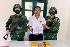 被警方逮捕的犯罪嫌疑人梁文绥（左二）。图自越通社