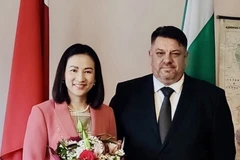 越南驻保加利亚大使阮氏明月与保加利亚社会党主席、保加利亚副总理阿塔纳斯·扎菲罗夫。图自越通社