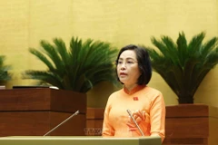 越南国会副主席阮氏清作关于缩短第十五届国会和2021-2026年各级人民议会任期的呈文。图自越通社