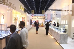 第70届曼谷宝石及珠宝展览会。图自越通社