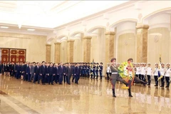 越共中央总书记苏林向金日成主席和金正日总书记敬献花圈。图自越通社