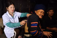 医护人员上门为少数民族同胞提供体检服务。图自越通社