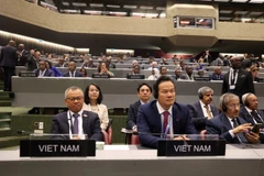 越南国会对外委员会副主任阮孟进先生与越南常驻联合国日内瓦办事处和瑞士其他国际组织代表团团长梅潘勇大使,以及越南代表团其他成员出席第149届各国议会联盟大会。图自越通社