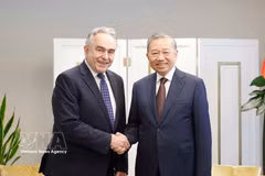越共中央总书记苏林与美国前副国务卿库尔特·坎贝尔。图自越通社