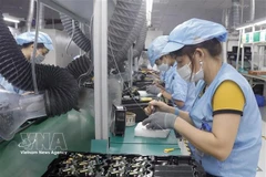 在位于北江省云中工业园的英国Telstar （越南）公司电子设备生产线。图自越通社