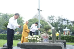 苏林总书记在奠边省敬香缅怀英雄烈士。图自越通社