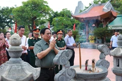 政府总理范明政在广治省向胡志明主席及英雄烈士敬香。图自越通社