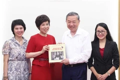 越南通讯社党委书记、社长武越庄向越共中央总书记苏林赠送了由越通社出版的越英双语画册《越南革命新闻事业百年历程（1925-2025）》。图自越通社