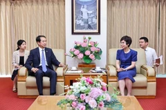 越南通讯社社长武越庄在河内国家通讯中心会见来访的中华人民共和国驻越南特命全权大使何炜。图自越通社