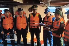 越南向中国执法部门移交2艘遇险渔船及10名渔民。图自越通社
